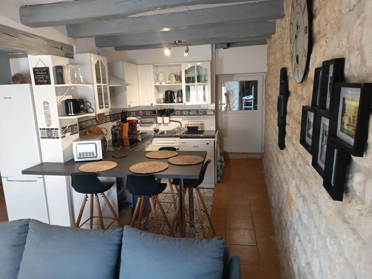 Meuble De Tourisme Petit Chail Saint Savinien Екстериор снимка