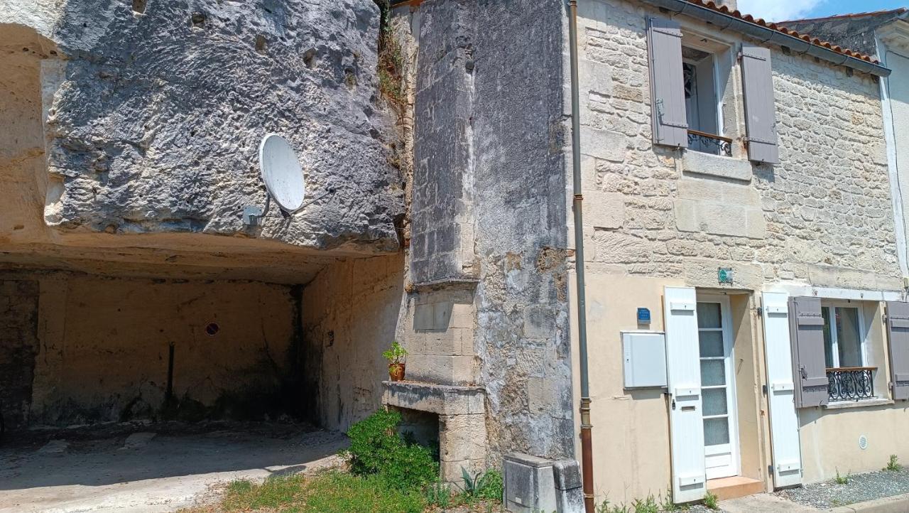 Meuble De Tourisme Petit Chail Saint Savinien Екстериор снимка